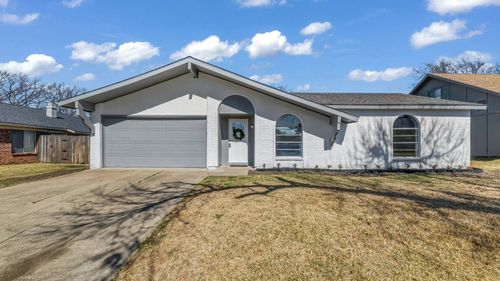 211 Pebblebrook St, Arlington, TX, 76014-1032 | Card Image