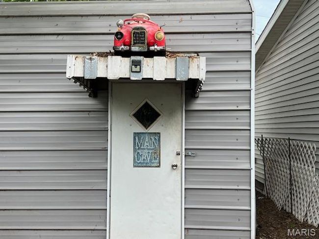 Side entry to garage. | Image 24