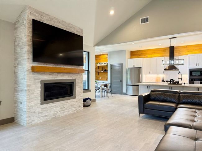 900 Daviot Dr, House other with 3 bedrooms, 2 bathrooms and null parking in Briarcliff TX | Image 4
