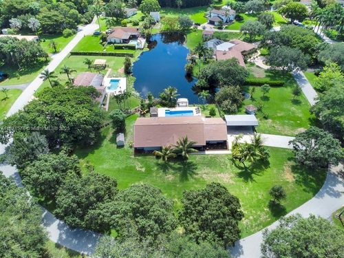 10820 Sw 40th St, Davie, FL, 33328-2121 | Card Image