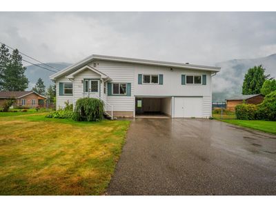 534 14 Th Ave, House other with 5 bedrooms, 3 bathrooms and null parking in Genelle BC | Image 1