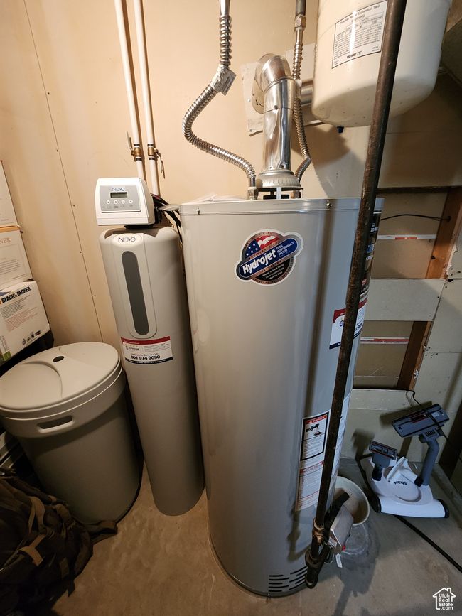Utility room with water heater | Image 44