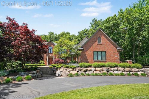 1300 Oak Hollow Dr, Milford, MI, 48380-4261 | Card Image