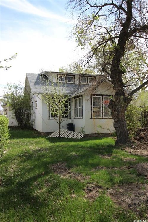 512 1st St W, Shaunavon, SK, S0N2M0 | Card Image