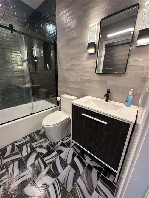 3-1 Burnside Ave, Lawrence, NY, 11559-1107 | Card Image