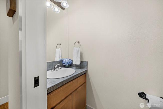 Main level 1/2 bath | Image 22