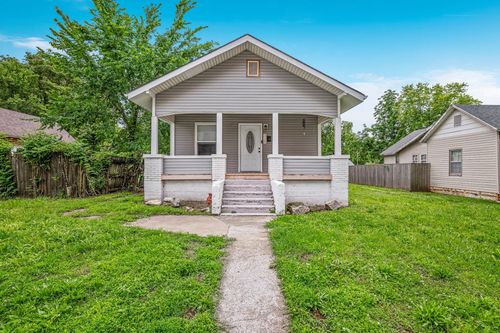 318 W Olive St, Aurora, MO, 65605-1437 | Card Image