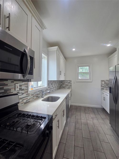 10532 192nd St, Saint Albans, NY, 11412-1161 | Card Image