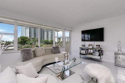 304-3333 Ne 34th St, Fort Lauderdale, FL, 33308-6948 | Card Image