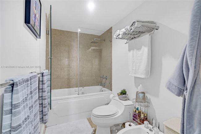 APT-3803 - 848 Brickell Key Dr, Condo with 1 bedrooms, 2 bathrooms and null parking in Miami FL | Image 25