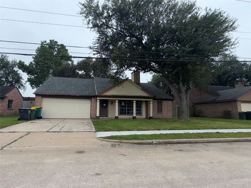2430 Shadybend Dr, Pearland, TX, 77581-5411 | Card Image