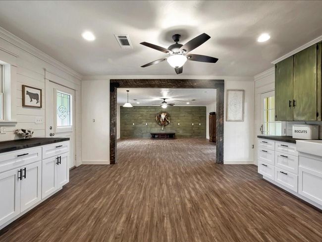 921 S Market St, House other with 3 bedrooms, 2 bathrooms and 4 parking in Grapeland TX | Image 10
