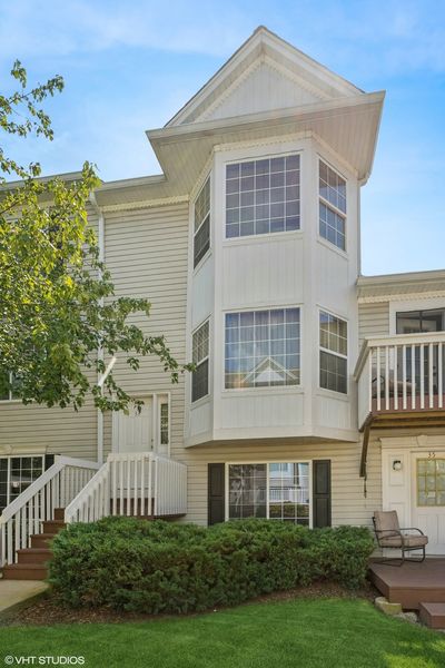 33 S Treehouse Lane, Townhouse with 3 bedrooms, 2 bathrooms and 2 parking in Round Lake IL | Image 1