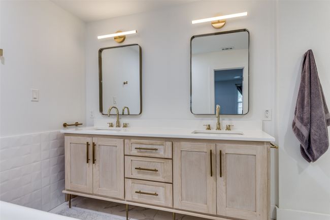Other end of primary bathroom also has a bathtub. | Image 16