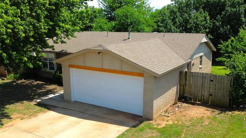 1804 Se 12th St, Moore, OK, 73160-8358 | Card Image