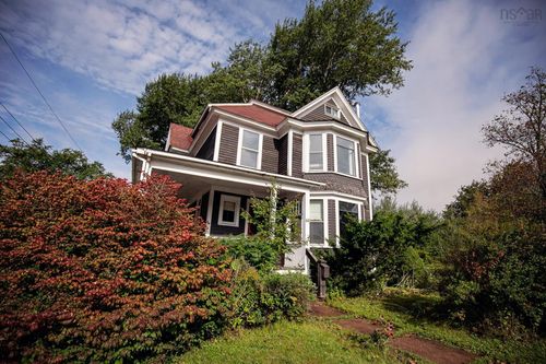 61 Victoria St W, House with 3 bedrooms, 2 bathrooms and null parking in Amherst NS | Card Image