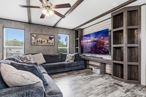 428 W Pine, Winnie, TX, 77665-5400 | Card Image