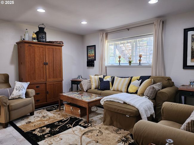 Family Room-Main | Image 20