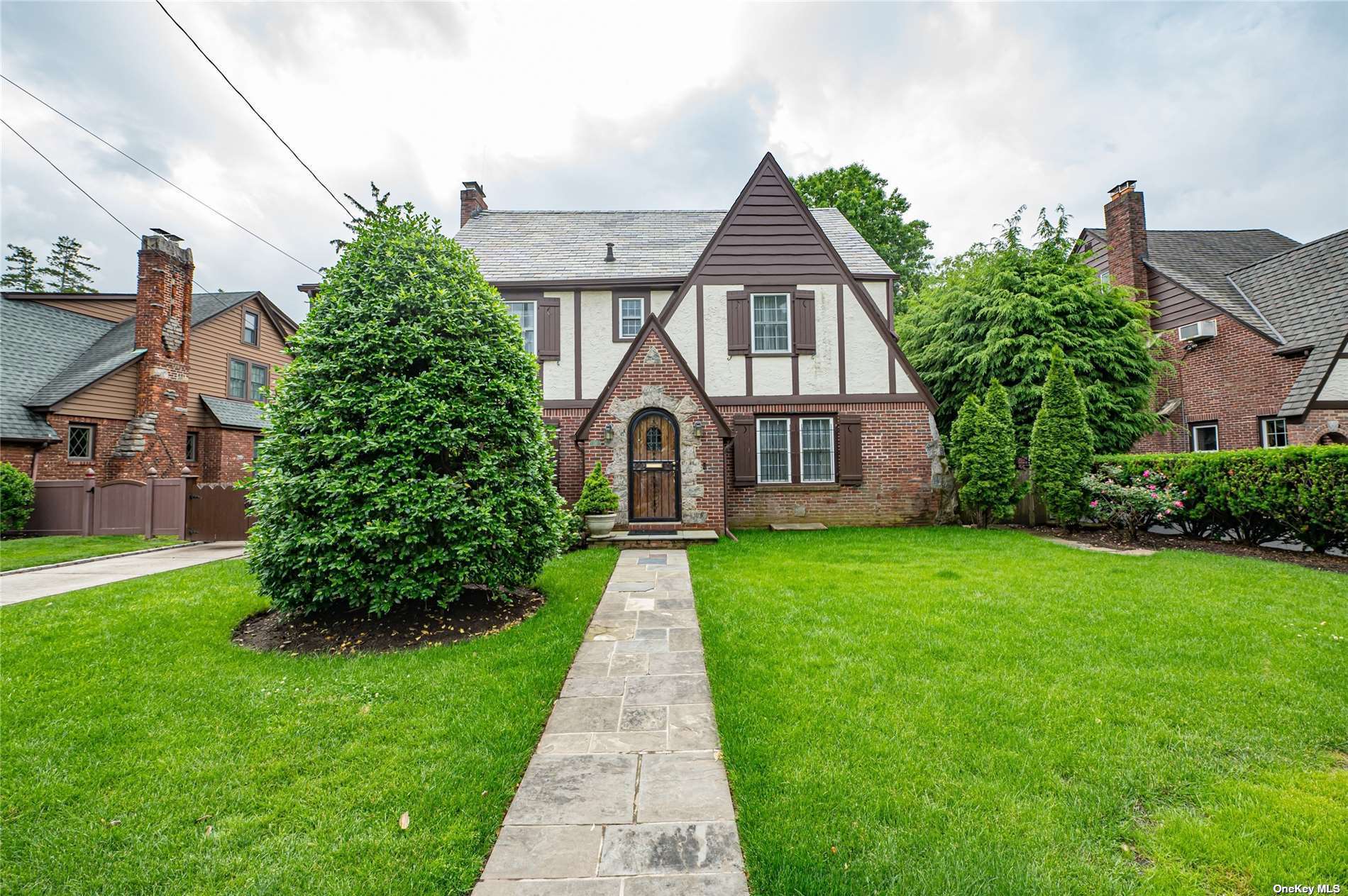 Donald St, East Williston, NY 11596