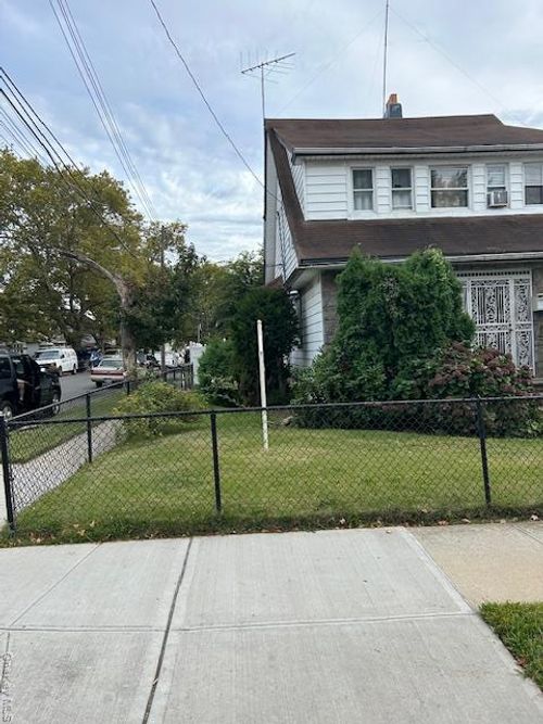 204 104th Ave, Saint Albans, NY, 11412-1402 | Card Image
