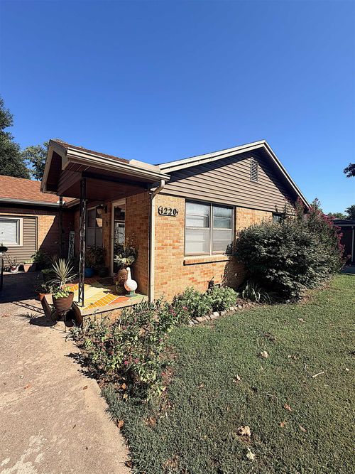 1220 N Lakeview Dr, Derby, KS, 67037-2740 | Card Image