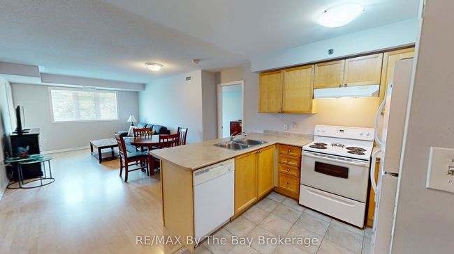 211 - 16 Westbury Rd, Condo with 2 bedrooms, 2 bathrooms and 1 parking in Wasaga Beach ON | Image 5