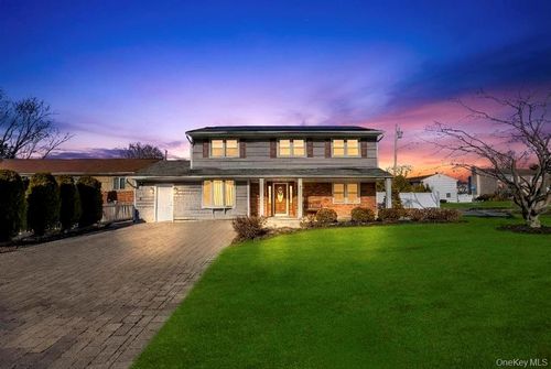 3 Avelaine Ct, Babylon, NY, 11702-1201 | Card Image