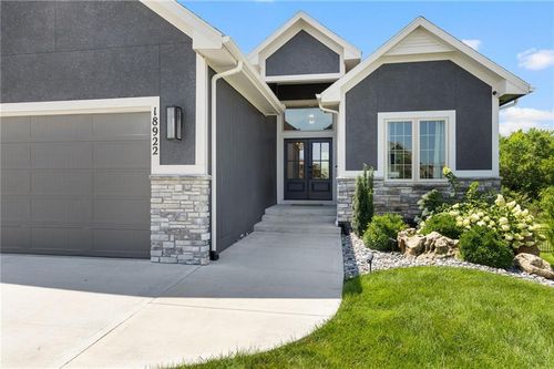 18922 Weaver St, Spring Hill, KS, 66083-4584 | Card Image