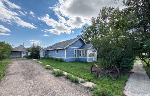 223 1st Ave W, Frontier, SK, S0N0A2 | Card Image