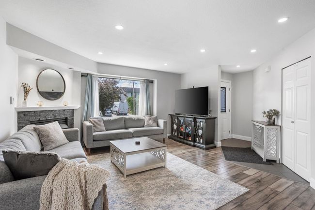 20147 Hampton St, House other with 3 bedrooms, 2 bathrooms and 5 parking in Maple Ridge BC | Image 4