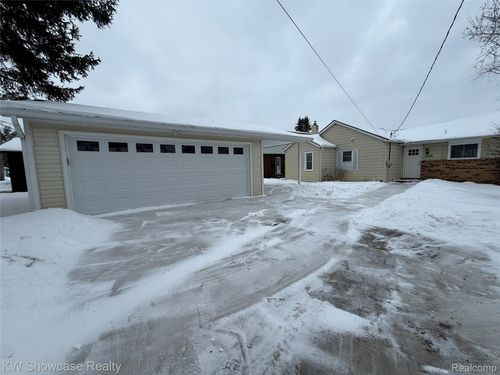 3506 Moberly Dr, Commerce Township, MI, 48382-1936 | Card Image