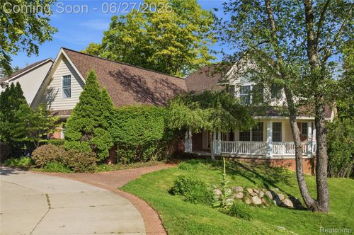 9015 Huron Bluffs Dr, White Lake, MI, 48386-4607 | Card Image
