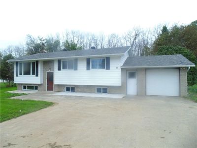 10 5 Th St, House other with 4 bedrooms, 2 bathrooms and 4 parking in Johnstown ON | Image 1