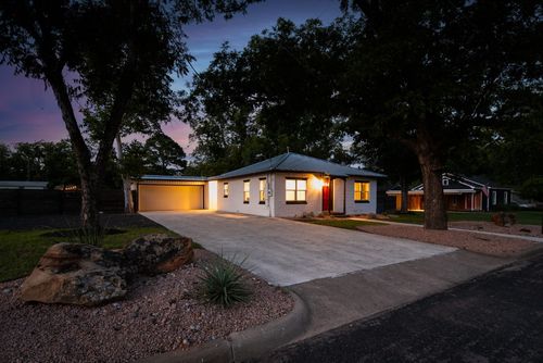318 W Hackberry St, Fredericksburg, TX, 78624-3336 | Card Image