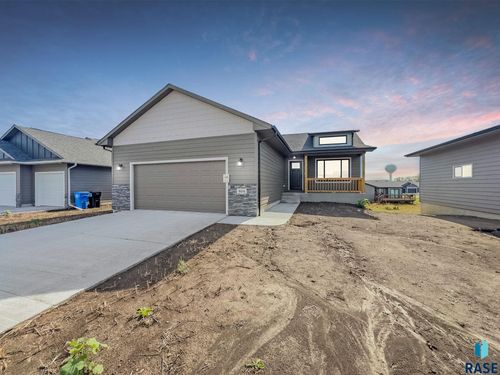 804 N Main St Street, Lennox, SD, 57039 | Card Image