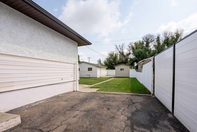 1209 18 St N, House detached with 3 bedrooms, 2 bathrooms and 6 parking in Lethbridge AB | Image 28