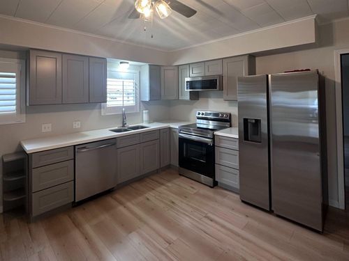 1-2048 Studio Ln, Bellville, TX, 77418-1569 | Card Image