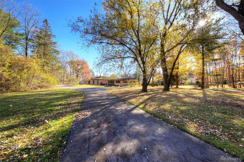 10641 Gamewood Dr, South Lyon, MI, 48178-9801 | Card Image