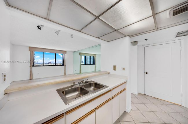 APT-1816 - 540 Brickell Key Dr, Condo with 2 bedrooms, 2 bathrooms and null parking in Miami FL | Image 22