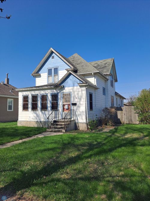 313 8th St N, Wahpeton, ND, 58075-4235 | Card Image