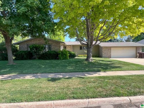 211 Wedgewood Dr, South Sioux City, NE, 68776-3549 | Card Image