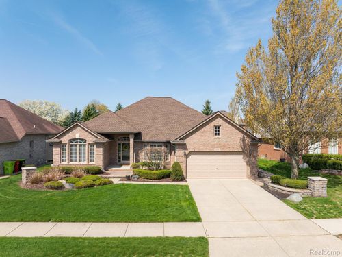 49213 Dunhill Dr, Macomb, MI, 48044-1738 | Card Image