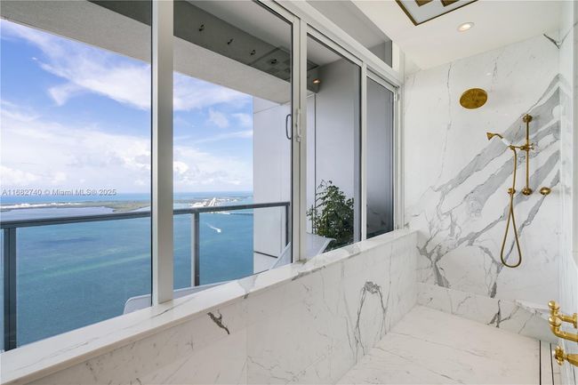 APT-55F - 1425 Brickell Ave, Condo with 3 bedrooms, 5 bathrooms and null parking in Miami FL | Image 17