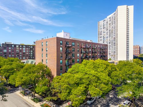 apt-911-3900 N Pine Grove Ave, CHICAGO, IL, 60613-6644 | Card Image