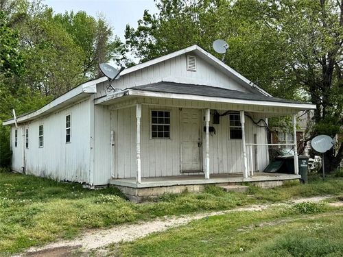 207 E Peterson St, Edenton, NC, 27932-2042 | Card Image