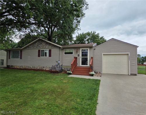 1341 Benton St, Barberton, OH, 44203-7422 | Card Image