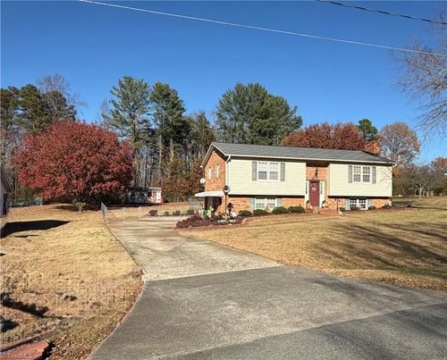130 Winchester Dr, King, NC, 27021-9215 | Card Image