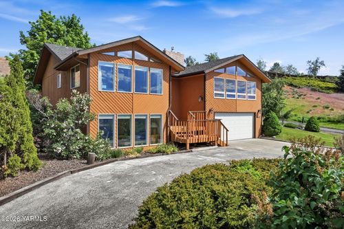 1015 Nordic Heights Dr, Selah, WA, 98942-9408 | Card Image