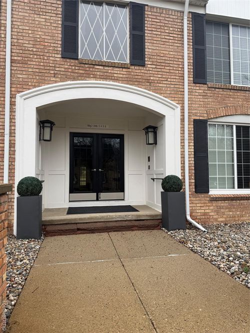 150 E Long Lake Rd, Bloomfield Hills, MI, 48304-2357 | Card Image