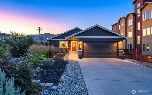 105 E Raymond St, Chelan, WA, 98816-8605 | Card Image
